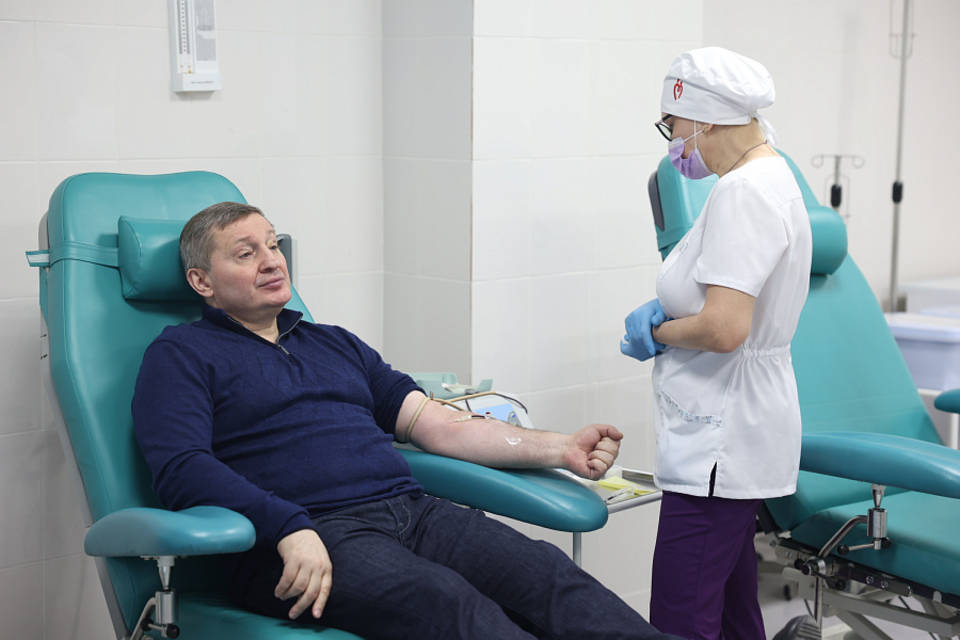 Губернатор Андрей Бочаров сдал кровь для пострадавших в теракте в «Крокус сити холле»