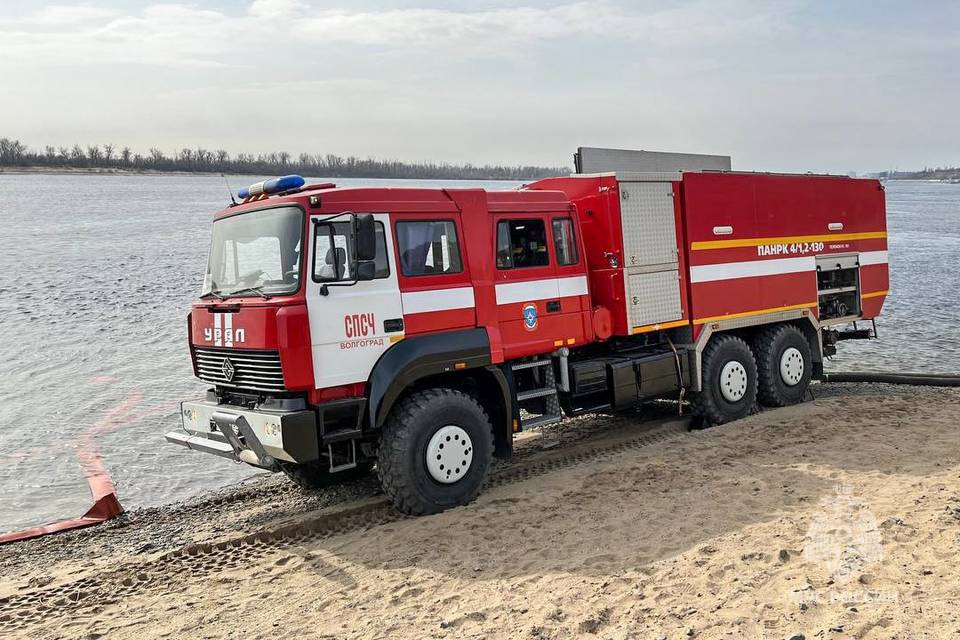 Волгоградские спасатели испытали уникальную пожарную машину