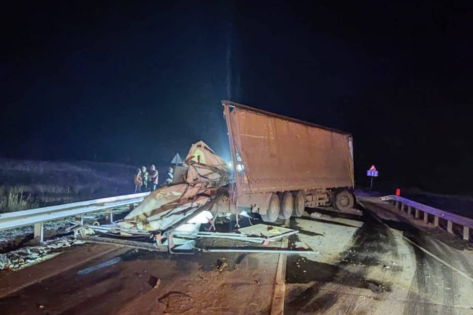 Пять грузовиков и иномарка попали в ДТП под Волгоградом