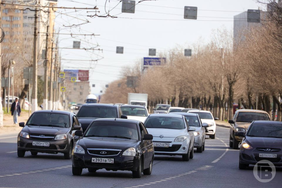В Волгограде образовалась пробка из-за ДТП с такси и маршруткой