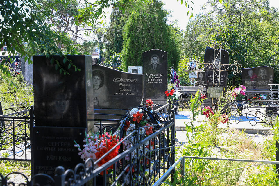 На кладбищах Волгограда началась масштабная уборка