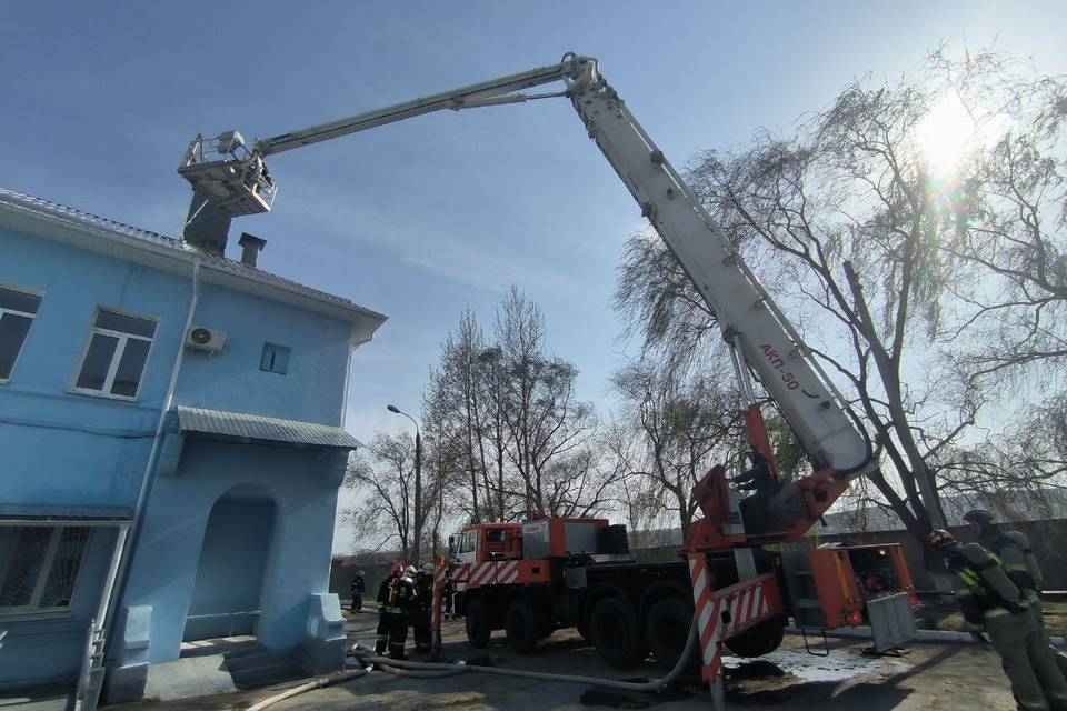 В Волгограде ликвидировали пожар на крыше поликлиники