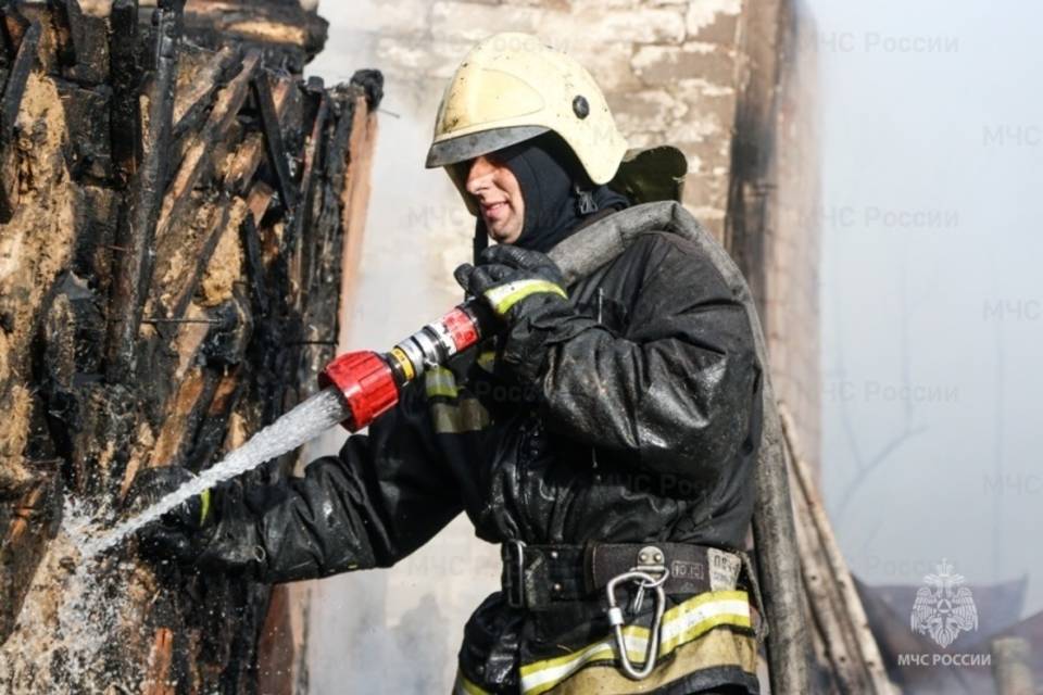 Волгоградец заживо сгорел на пожаре в деревянном доме
