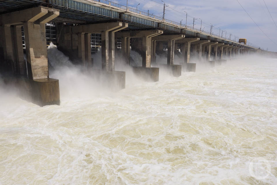 На Волжской ГЭС гидрологи 17 апреля открыли водосливную плотину
