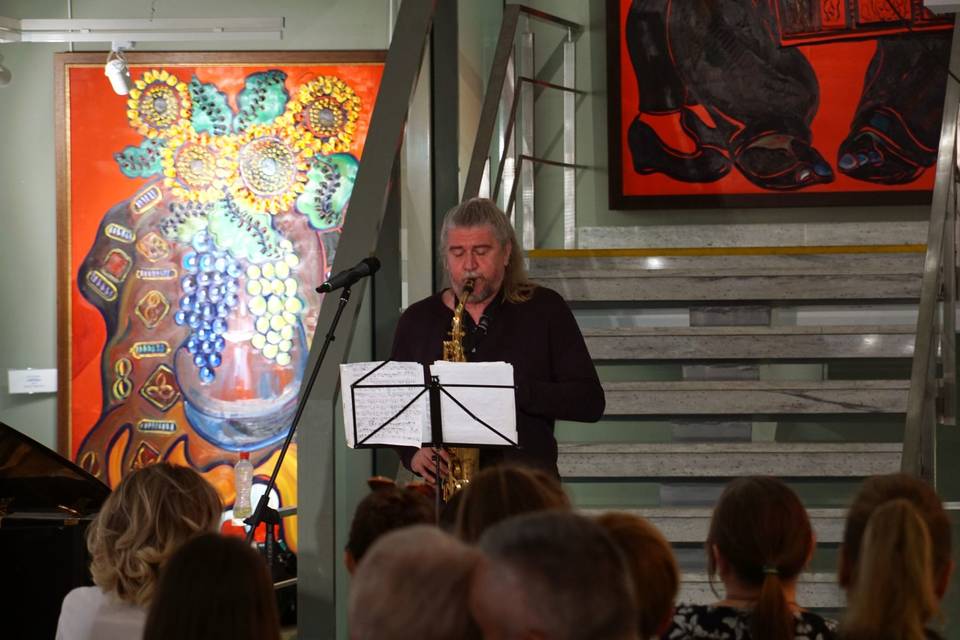 В волгоградском музее ИЗО исполнят песни Александры Пахмутовой на саксофоне