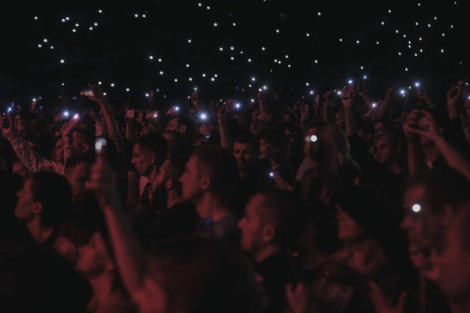 В Волгограде сотни зрителей пришли на концерт Анны Асти