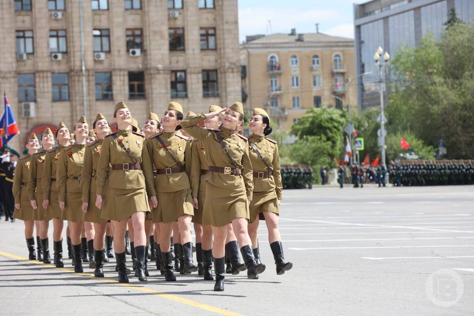 В Волгограде вышел женский взвод регулировщиц в форме военных лет