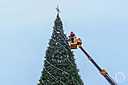 В главном парке Волгограда украсили 20-метровую новогоднюю елку