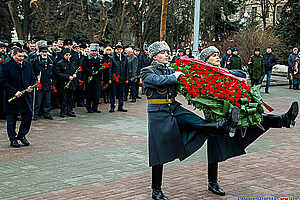 Губернатор Волгоградской области и силовики возложили цветы к Вечному огню на площади Павших Борцов