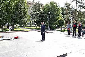 В День памяти и скорби губернатор Андрей Бочаров возложил цветы к Вечному огню