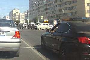 По Волгограду разъезжает BMW с ребенком за рулем