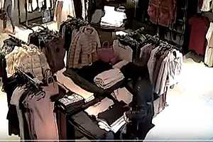 В Волгограде магазинная воровка попала на запись камер видеонаблюдения