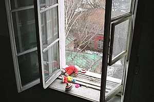 Очевидцы: В Волгограде из окна 8 этажа выпал ребенок
