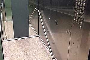 В волгоградской элитной новостройке вандалы оторвали поручень в лифте