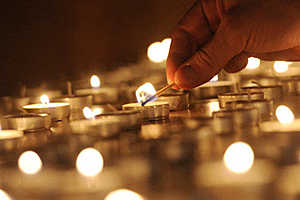 Волгоградцы зажгли десятки свечей в память о погибших в Кемерово