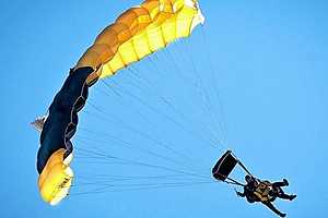 Прыгающие с парашютом волгоградцы исполняют свои мечты