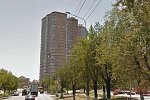 В Волгограде под окнами многоэтажки нашли труп молодого человека