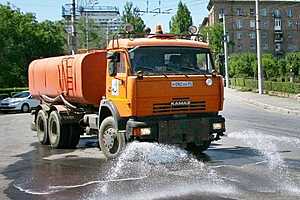 В Волгограде начался летний график влажной уборки улиц