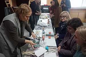 Волгоградские педагоги научились мастерить дымковскую игрушку