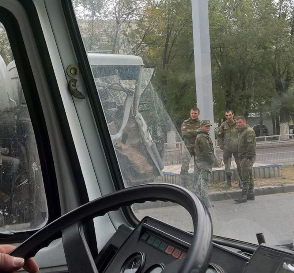 На юге Волгограда столкнулся военный бензовоз и ассенизатор