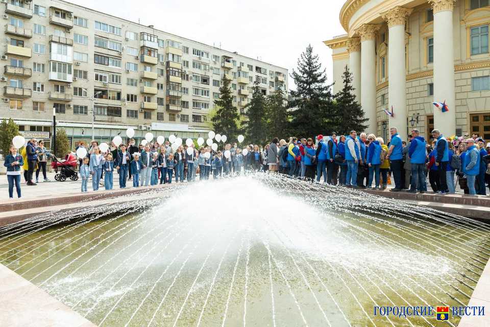 1 мая отменили. ДК профсоюзов в Волгограде фонтан. Здание профсоюза в Новосибирске. Фото 1 мая Волгоград профсоюзы. В Волгограде отменили праздничные мероприятия.