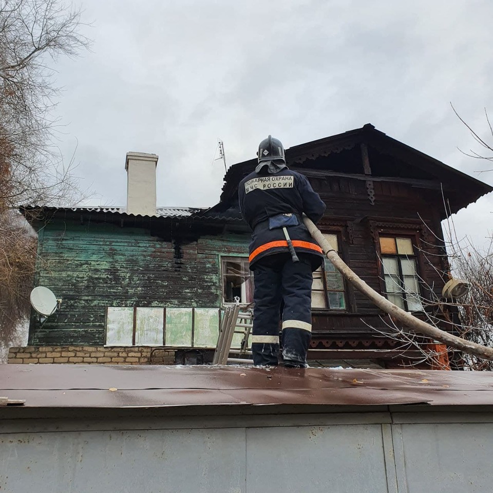 В Волгограде загорелся деревянный дом-памятник 1863 года постройки