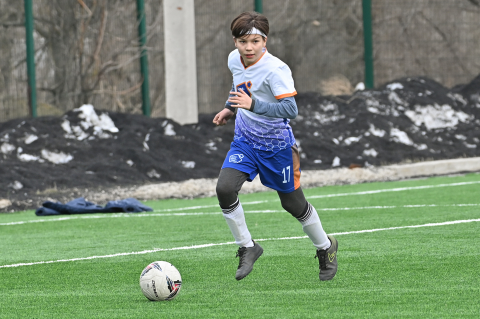Футболист играющий в нападении. Юный футболист Касли. Футболист играющий под номером 13 Таганрог.