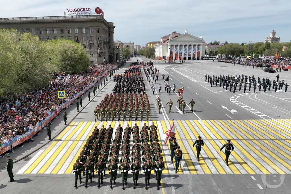 Парад 9 мая волгоград. Парада Победы на 9 мая в Волгограде. Парад в Волгограде 9 мая 2022. Бессмертный полк Волгоград 2022.