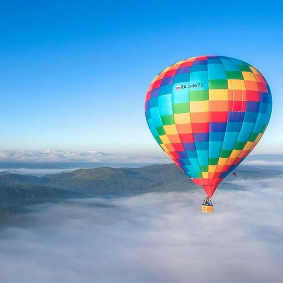 Воздушный шар уфа цены. Воздушные шары в небе. Воздушный шар полет. Воздушный шар над горами. Воздушный шар Уфа полет.