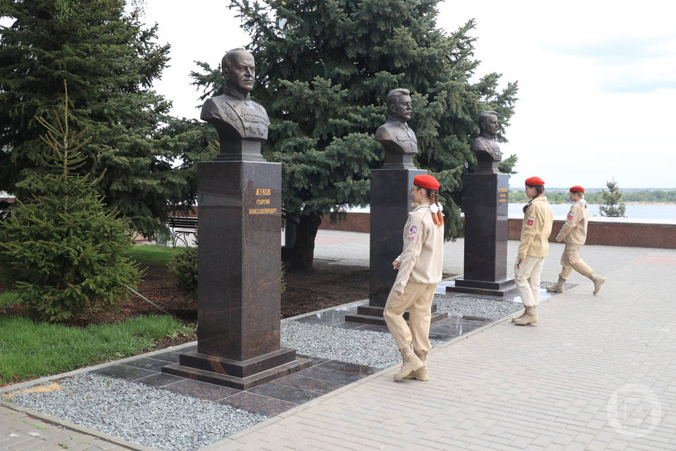 Березовые дали волгоград красноармейский. Монументы посвященные Великой Отечественной войне. Памятники Волгограда. Памятники ВОВ В Волгограде. Памятники в Волгограде посвященные Великой Отечественной войне.