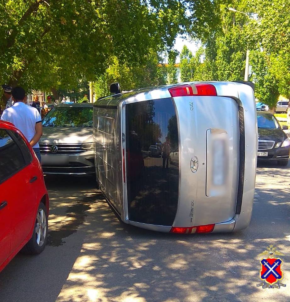 В Волгограде водитель Hyundai врезался в припаркованные машины и  перевернулся | 05.07.2023 | Волгоград - БезФормата