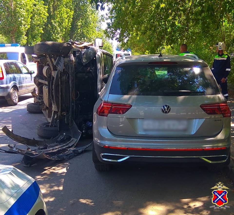 В Волгограде Hyundai врезался в припаркованные машины и перевернулся