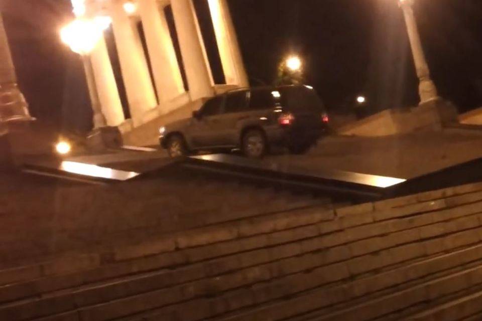 В Волгограде задержали водителя джипа, ехавшего по лестнице набережной