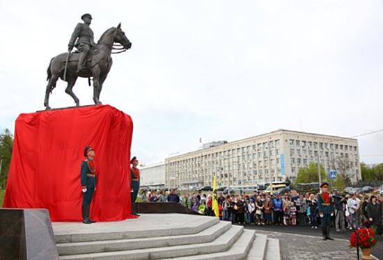 Памятник Константину Рокоссовскому открыли в центре Волгограда
