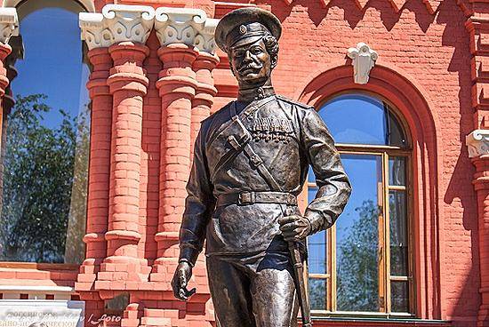 Памятник Константину Недорубову в полный рост открыли в центре Волгограда