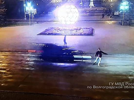 В центре Волгограда иномарка насмерть сбила молодого роллера