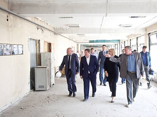 Губернатор Волгоградской области ознакомился с ходом реконструкции ГДЮЦ