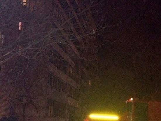 На юге Волгограда в жилой многоэтажке прогремел взрыв: погиб мужчина