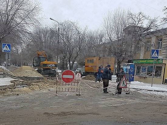 Из-за коммунальной аварии в центре Волгограда перекрыли улицу Пражскую