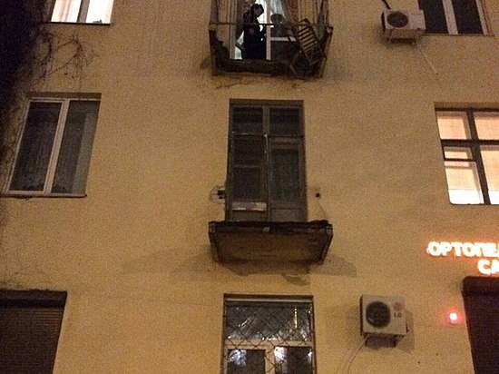 В центре Волгограда в жилом доме рухнул балкон вместе с двумя мужчинами