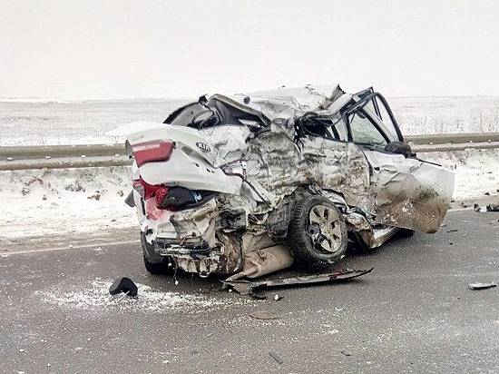 Под Волгоградом в страшном ДТП погибли трое человек, один в больнице