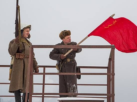 Подняли красный флаг. Флагшток Волгоград. Поднял красный флаг. Волгоград флаг из Дрилл