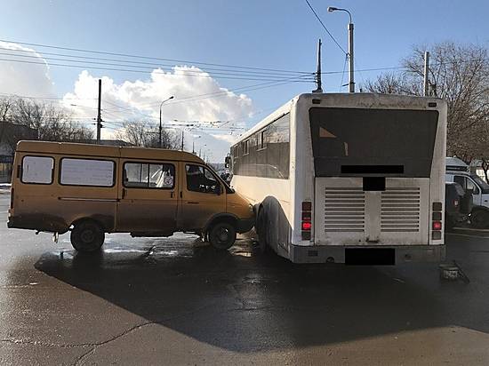 На юге Волгограда маршрутка протаранила автобус