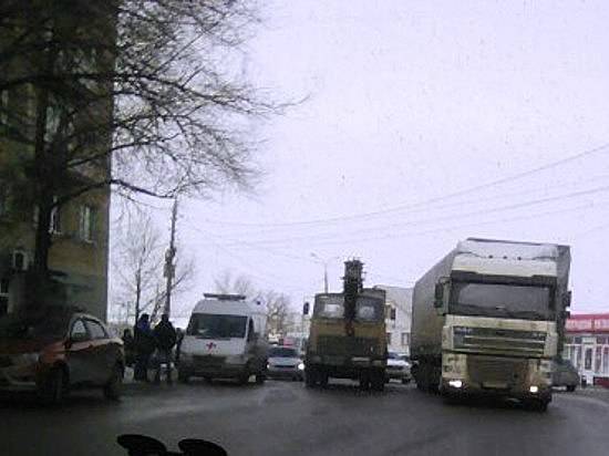 На юге Волгограда автокран сбил 77-летнего пенсионера