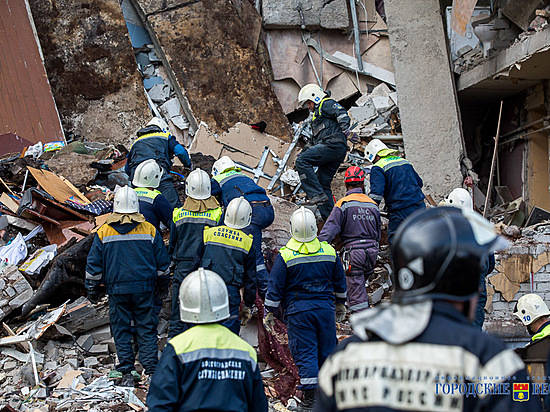 Под завалами дома может находиться 26-летняя женщина