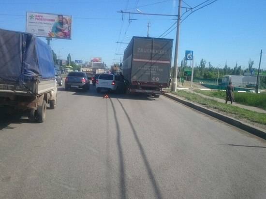 В Волгограде столкнулись грузовик и легковушка