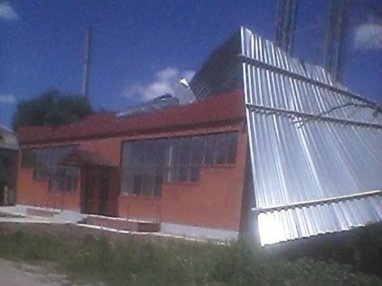 Ураганный ветер снес крышу магазина на юге Волгограда
