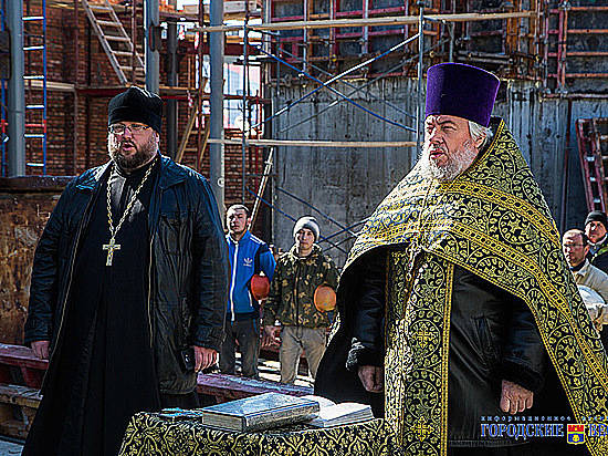 В строящемся соборе Александра Невского состоялся первый молебен