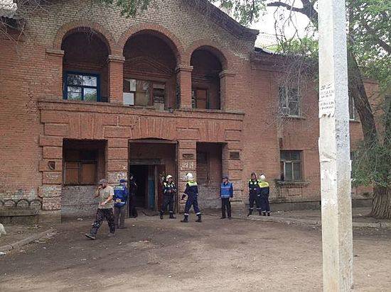 В Волгограде жители двухэтажки в Красноармейском забирают свои документы и вещи