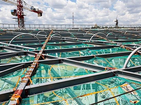 На стадионе «Волгоград Арена» приступили к установке подсистемы кровли
